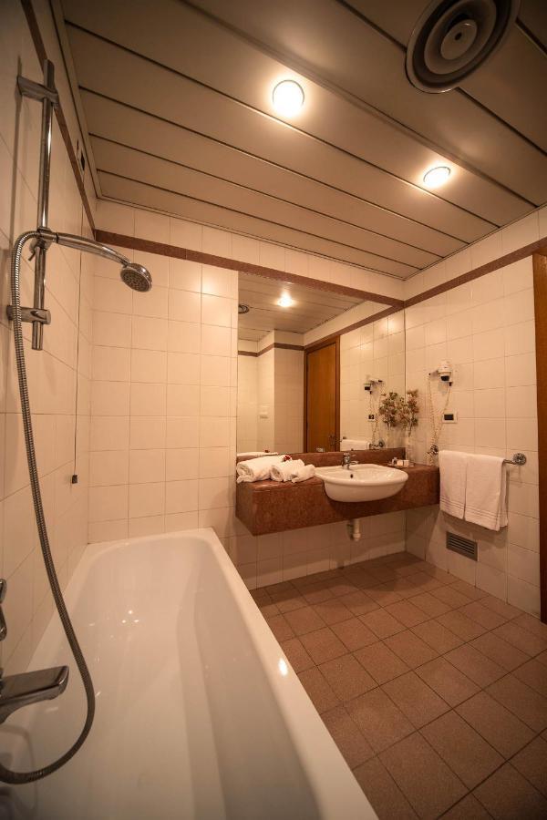 Hotel Ristorante Farneta コルトーナ エクステリア 写真